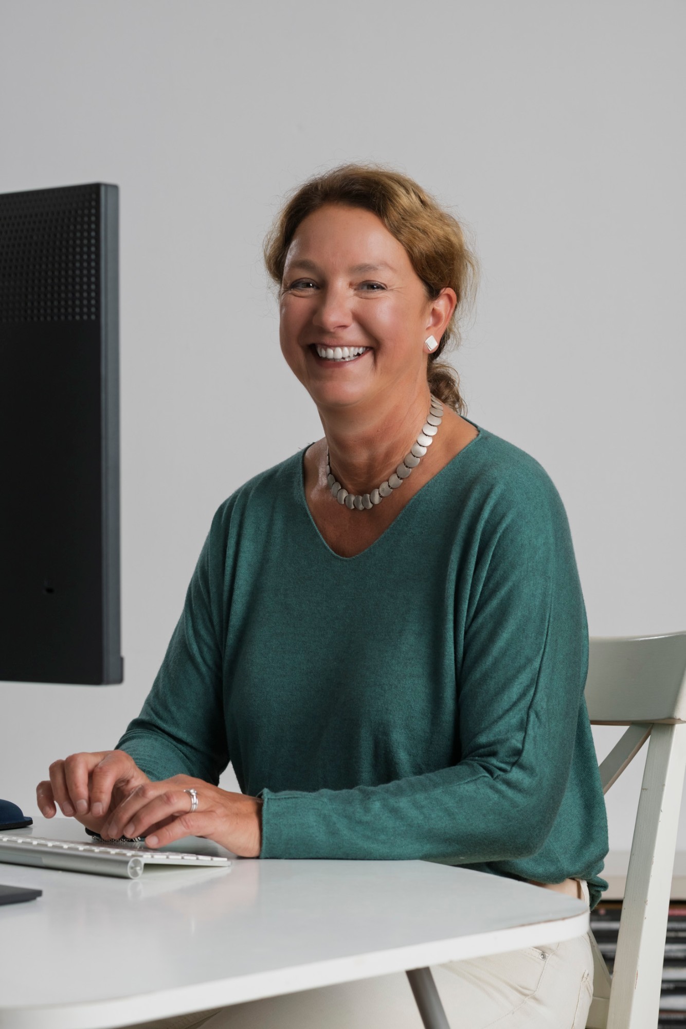 Marion Kreft am Schreibtisch